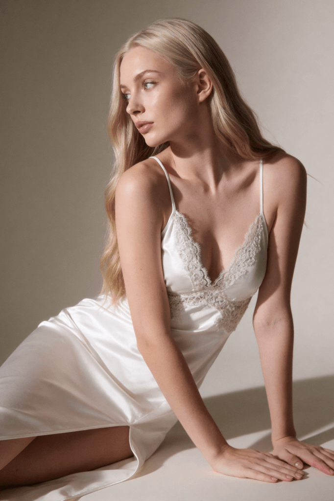 MAISON BRIDE ÉLİSE GECELİK - Ekru Saten, Dantel Detaylı Uzun Saten Gecelik